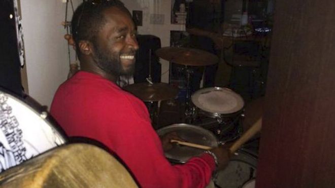 31-летний Кори Джонс, профессиональный барабанщик, показан на этой фотографии, выпущенной Национальным Блэк-выпускником Университета штата Флорида 20 октября 2015 года