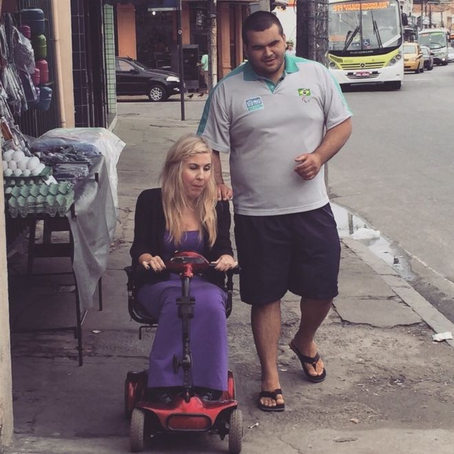 Навигация по ухабистым улицам для людей с нарушениями зрения, таких как паралимпийцы Виллианс Араужо да Силва, может быть сложной