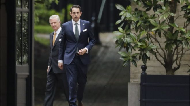 Король Бельгии Филипп (слева) приветствует председателя партии Vlaams Belang Тома Ван Грикена (справа) перед встречей в Королевском дворце
