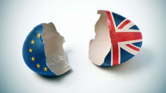 Polomljeno jaje koje prikazuje polovinu koja pripada Britaniji, a druga Evropskoj uniji