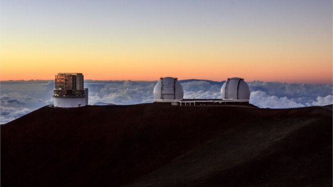 Телескопы Subaru, Keck I и Keck II в обсерваториях Мауна-Кеа на закате на Большом острове Гавайев