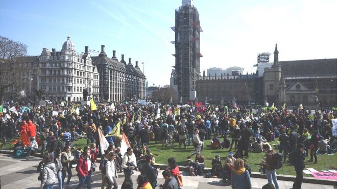 Демонстранты во время акции протеста против вымирания на площади Парламента