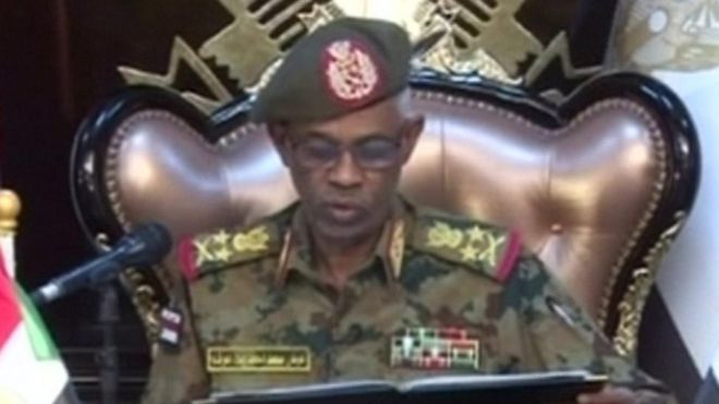 الجيش السوداني يعلن عزل عمر البشير من منصبه