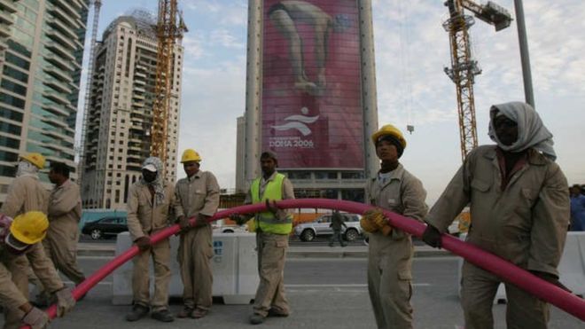 عمال في قطر