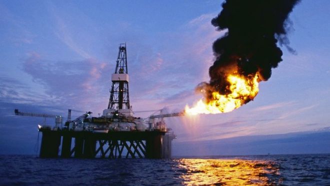 Una plataforma de exploración de petróleo en alta mar, en el sector escocés del Mar del Norte, quema petróleo y gas natural que acaba de explotar