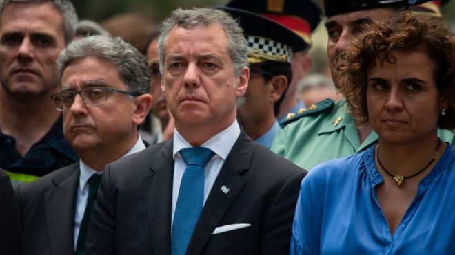 Президент регионального правительства Басков Иниго Уркуллу (в центре) смотрит рядом с испанским министром здравоохранения, социальных служб и равноправия Долором Монтсерратом (справа) на церемонии, посвященной 30-й годовщине нападения ETA на супермаркет Hipercor в Барселоне в Барселоне 19 июня 2017 года