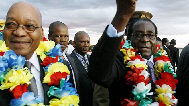 Президент Южной Африки Джейкоб Зума (слева) и коллега из Зимбабве Роберт Мугабе были замечены в международном аэропорту Хараре 16 марта 2010 года.
