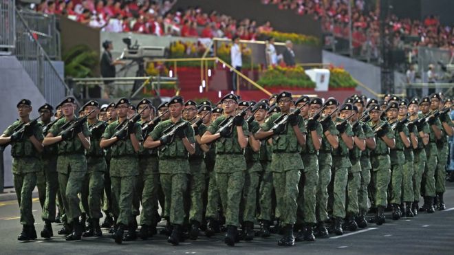Контингент Вооруженных сил Сингапура принимает участие в параде, посвященном празднованию 50-летия Сингапура
