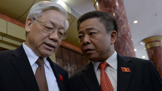Ông Võ Kim Cự (phải) nói chuyện với Tổng Bí thư Nguyễn Phú Trọng tại một phiên họp quốc hội ở Hà Nội ngày 20/5/2014