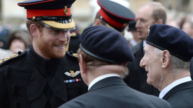 Принц Гарри встречает ветеранов на Вестминстерском аббатстве в поле памяти