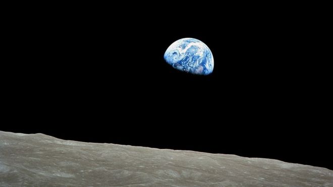 La Salida de la Tierra, tomada por el astronauta William Anders el 24 de diciembre de 1968, durante la misión de Apollo 8.