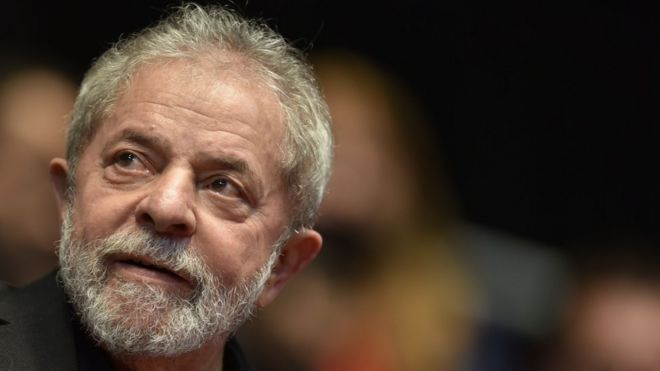 Бывший президент Лула да Силва принимает участие в конгрессе Бразильского профсоюза трудящихся (CUT) в Белу-Оризонти, Бразилия, 28 августа 2015 года