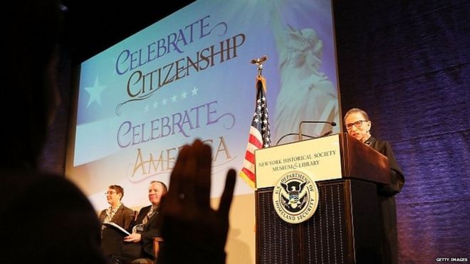 Судья Верховного суда США Рут Бадер Гинзбург дает Присягу на верность кандидатам на гражданство США в Нью-Йоркском историческом обществе 10 апреля 2018 года