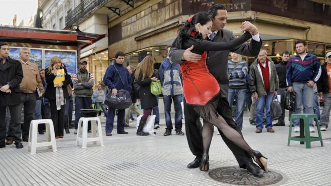 Фанни и Фабио, пара уличных танцоров танго, выступают на пересечении улиц Флорида и Лаваль в центре Буэнос-Айреса