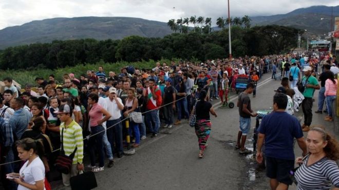 People line up to cross the Simon Bolivar international bridge into Colombia, in San Antonio del Tachira, Venezuela July 25, 2017