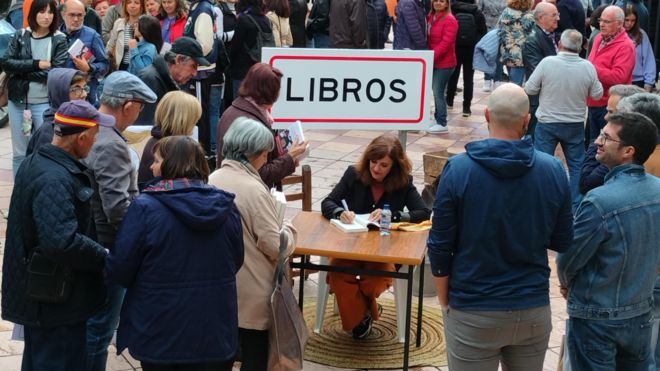 Un autora firma libros en la plaza de la localidad de LIbros 