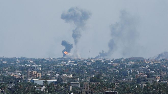 دخان يتصاعد بعد غارات إسرائيلية على غزة.