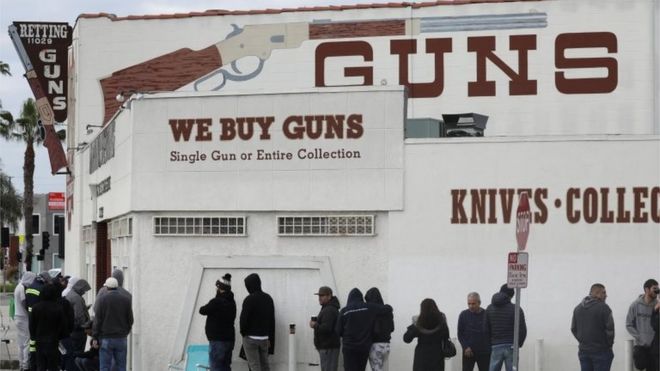 Fila de pessoas na porta de loja de armas nos EUA
