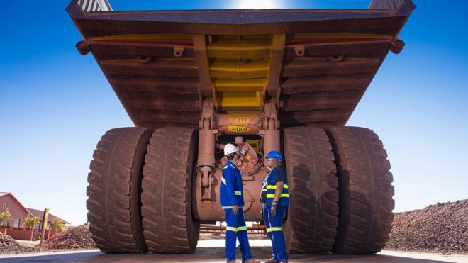 Рабочие проверяют грузовик на руднике Anglo American в Коломеле в Южной Африке