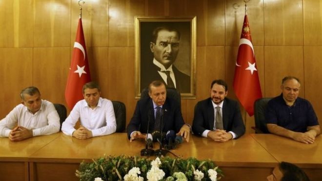 Президент Турции Реджеп Тайип Эрдоган (в центре) выступает в аэропорту Стамбула. Фото: 16 июля 2016 г.
