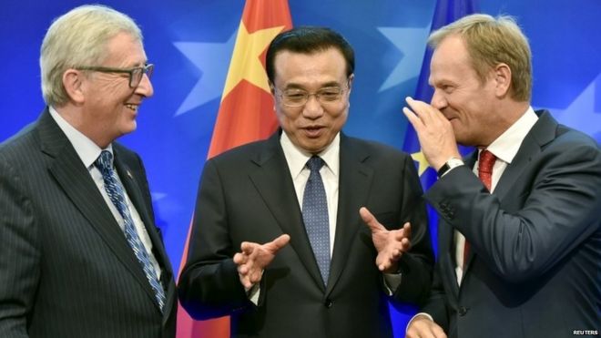 Президент Европейской комиссии Жан Клод Юнкер (слева), премьер-министр Китая Ли Кэцян (С) и президент Европейского совета Дональд Туск на церемонии подписания во время саммита ЕС-Китай в Брюсселе, Бельгия, 29 июня 2015 года.