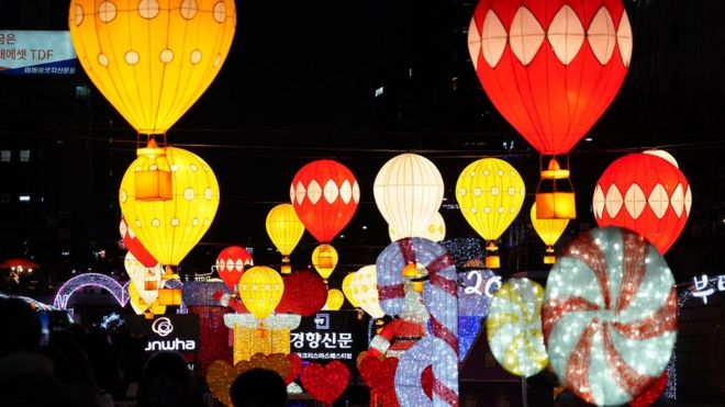 Güney Kore'nin başkenti Seul'deki yeni yıl kutlamalarında çok sayıda balon uçuruldu