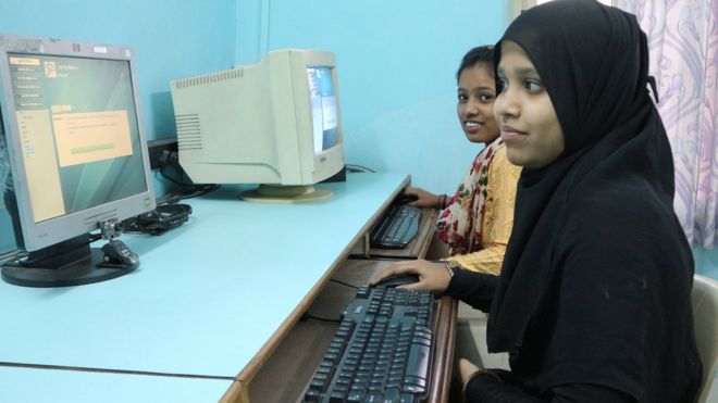 Девочки учатся пользоваться компьютером