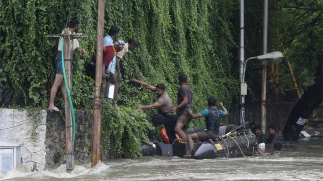 Индийские полицейские спасают людей от паводковых вод в Ченнае, Индия, 02 декабря 2015 года. Индийские полицейские спасают людей от паводковых вод в Ченнае, Индия, 02 декабря 2015 года.