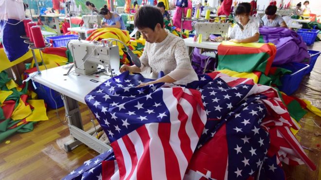 Công nhân Trung Quốc may cờ Mỹ tại một nhà máy gia công ở tỉnh An Huy, TQ