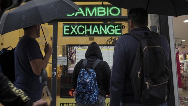 Qué significa que Argentina tenga una tasa de interés de 40%, la más alta del mundo