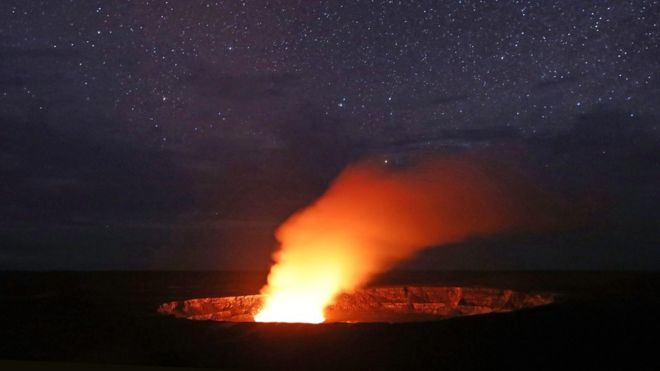 Звезды сияют наверху, когда шлейф поднимается из кратера Халемаумо, в Национальном парке вулканов Гавайи 9 мая 2018 года в Национальном парке вулканов Гавайи, Гавайи