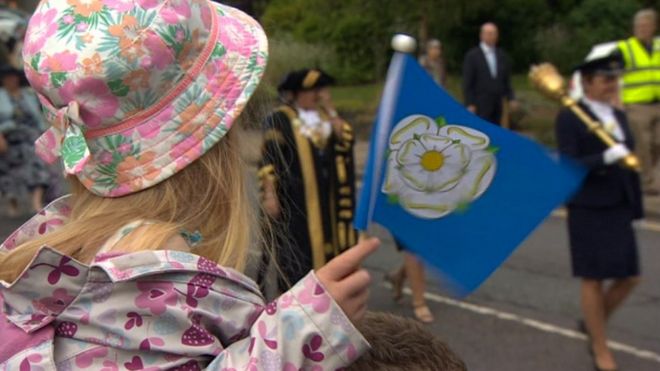 Девушка несет йоркширский флаг