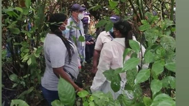 Varias personas cerca del lago Gatún