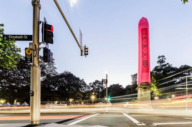 18-метровый (59-футовый) розовый презерватив надел на обелиск Сиднея Гайд-парк для Марди Гра