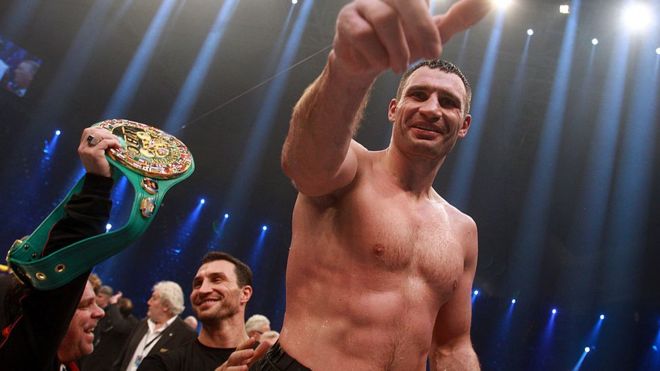 Vitali Klitschko de Ucrania celebra después de ganar su pelea por el Campeonato Mundial Peso Pesado del WBC contra Dereck Chisora ​​de Gran Bretaña el 18 de febrero de 2012 en Munich.