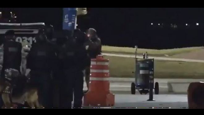 Reprodução do vídeo que mostra momento em que policial é baleado por colegas