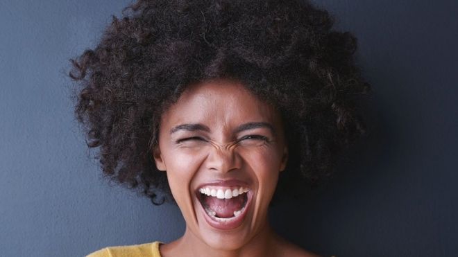 Mujer riéndose