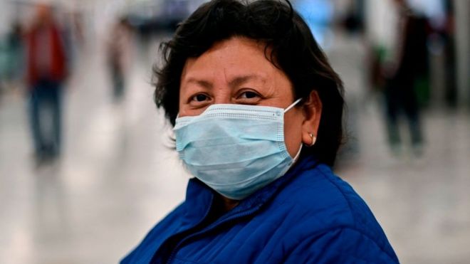 Mujer en el aeropuerto de Ciudad de México