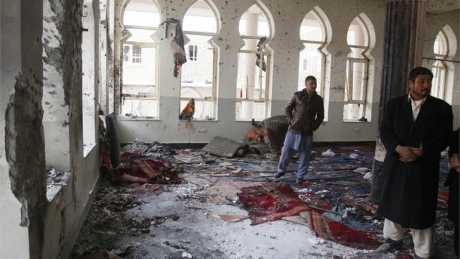 Внутренняя часть мечети в Кабуле подверглась нападению террориста-смертника, 21 ноября 2016 года