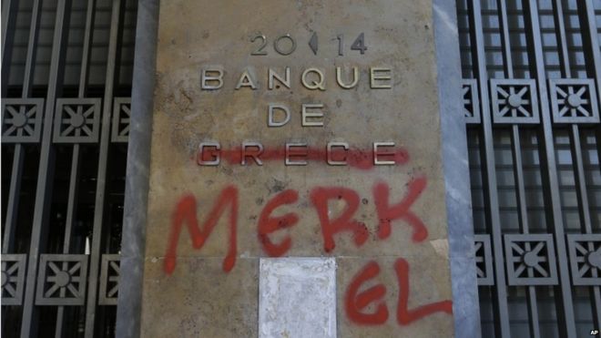 Мемориальная доска Банка Греции с надписью Меркель