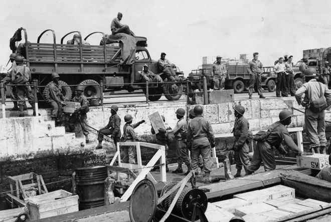 Солдаты на работе в Уэймутской гавани