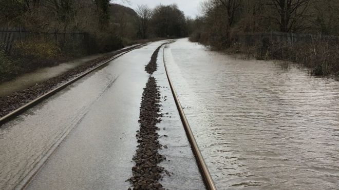 Железнодорожная линия между Суонси и Кардифф заблокирована из-за наводнения