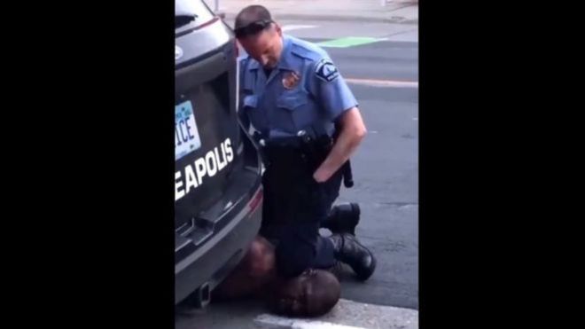 trecho de filmagem mostra um policial ajoelhado no pescoço de George Floyd.