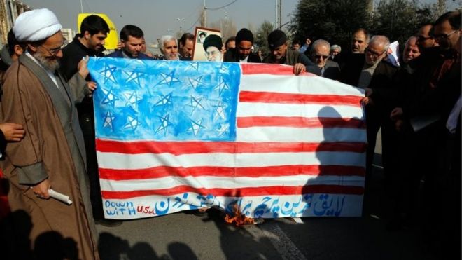 Иранцы сжигают американский флаг во время проправительственной демонстрации после пятничной молитвенной церемонии в мечети Имама Хомейни в Тегеране, Иран, 5 января 2018 года.