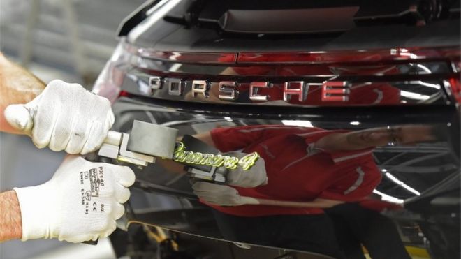 Porsche warns UK customers of possible Brexit price rise
