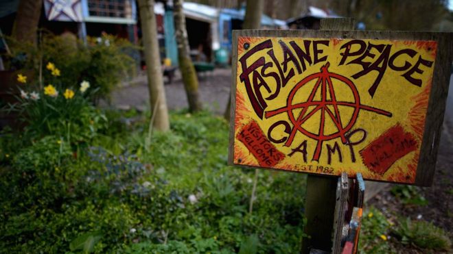 Общий вид знака лагеря мира Faslane 29 апреля 2012 года в городе Faslane, Шотландия. Активисты должны принять решение до 12 июня, покинуть ли мирный лагерь из-за падающих чисел