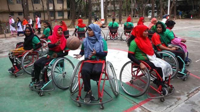 Бангладешские женщины играют в баскетбол в матче, организованном Центром реабилитации парализованных и Красным Крестом по случаю Международного женского дня на окраине столицы, Дакки, 8 марта 2020 года