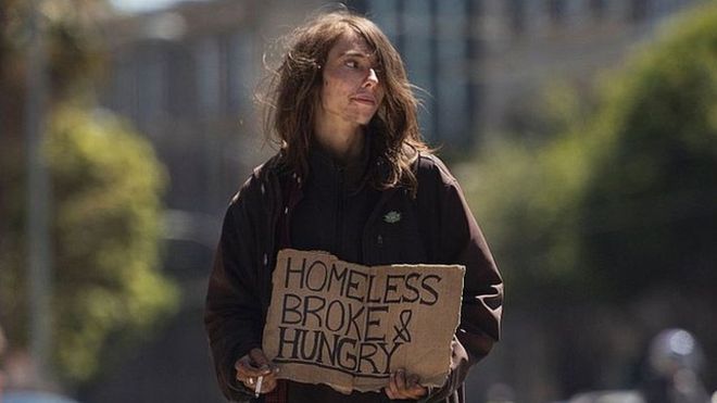 Una mujer sin hogar pide dinero en la calle en San Francisco.
