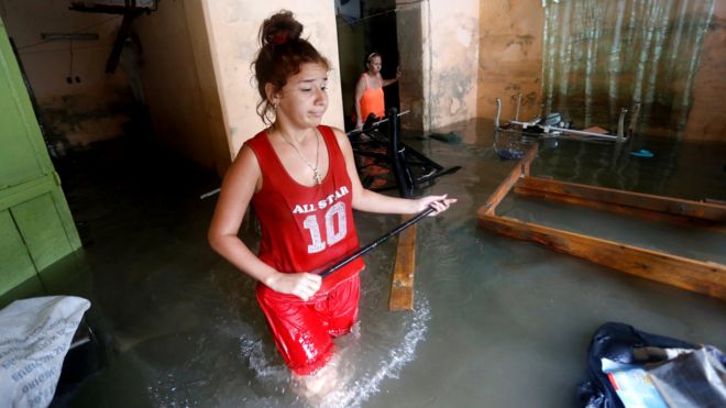 Mujer en La haban inundada