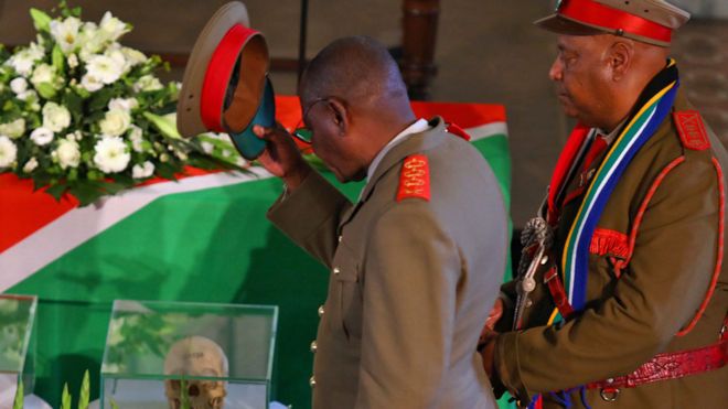 Члены делегации Намибии присутствуют на церемонии в Берлине, Германия, для возвращения человеческих останков